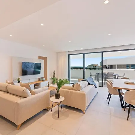 Luxury 3br Sea Views, Pool, Sauna, Gym * لاغوس